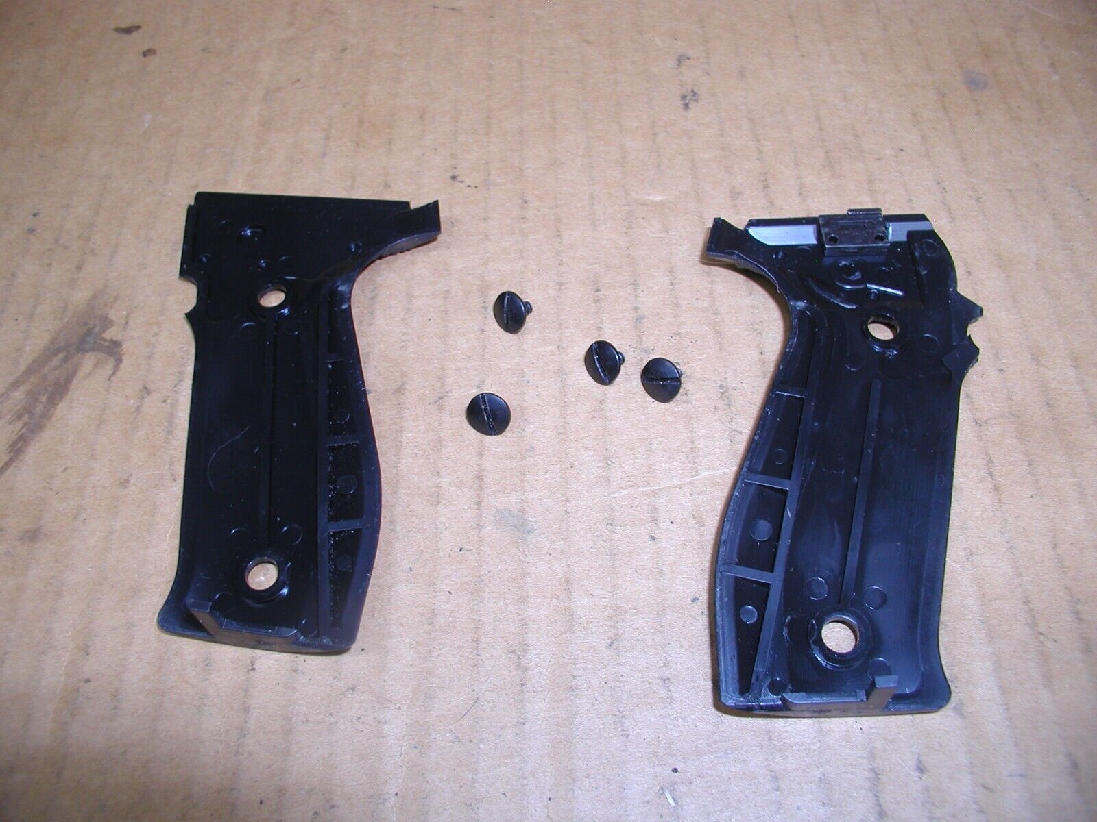 Sig-Sauer-P226-Air-Pistol-Grips-Plastic-w-Screws-225966355016-2 Sig Sauer P226 Air Pistol - Grips, Plastic w/ Screws - Image 2
