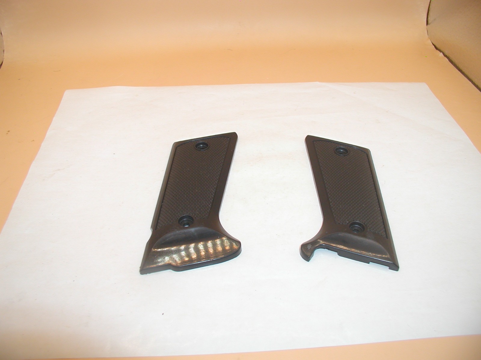 Bear River 1911 Airsoft Pistol - Grips Plastic - Image 3