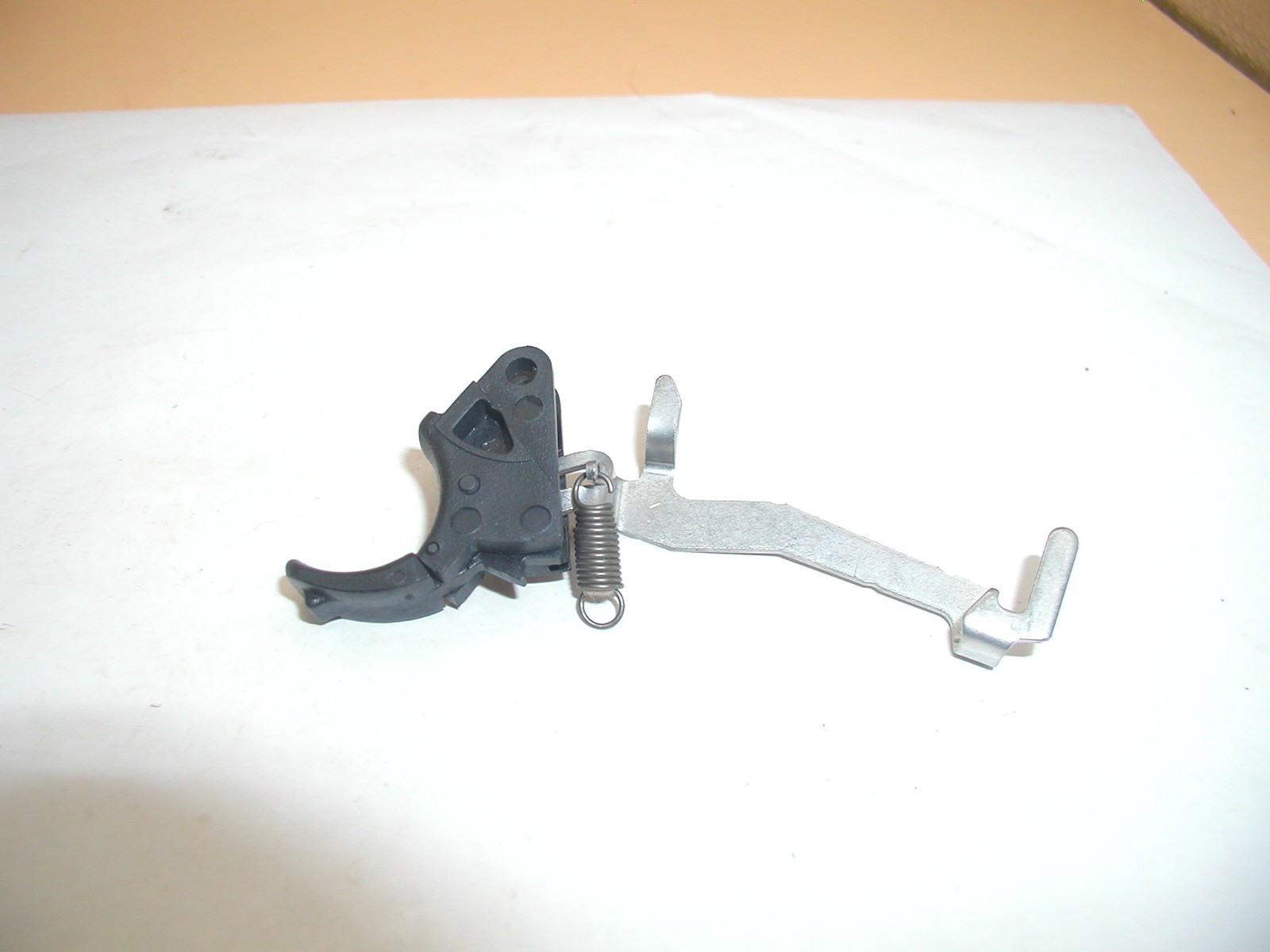 Smith & Wesson SD9 - Trigger and Bar Assembly w/ Trigger Return Spring 12 Coil